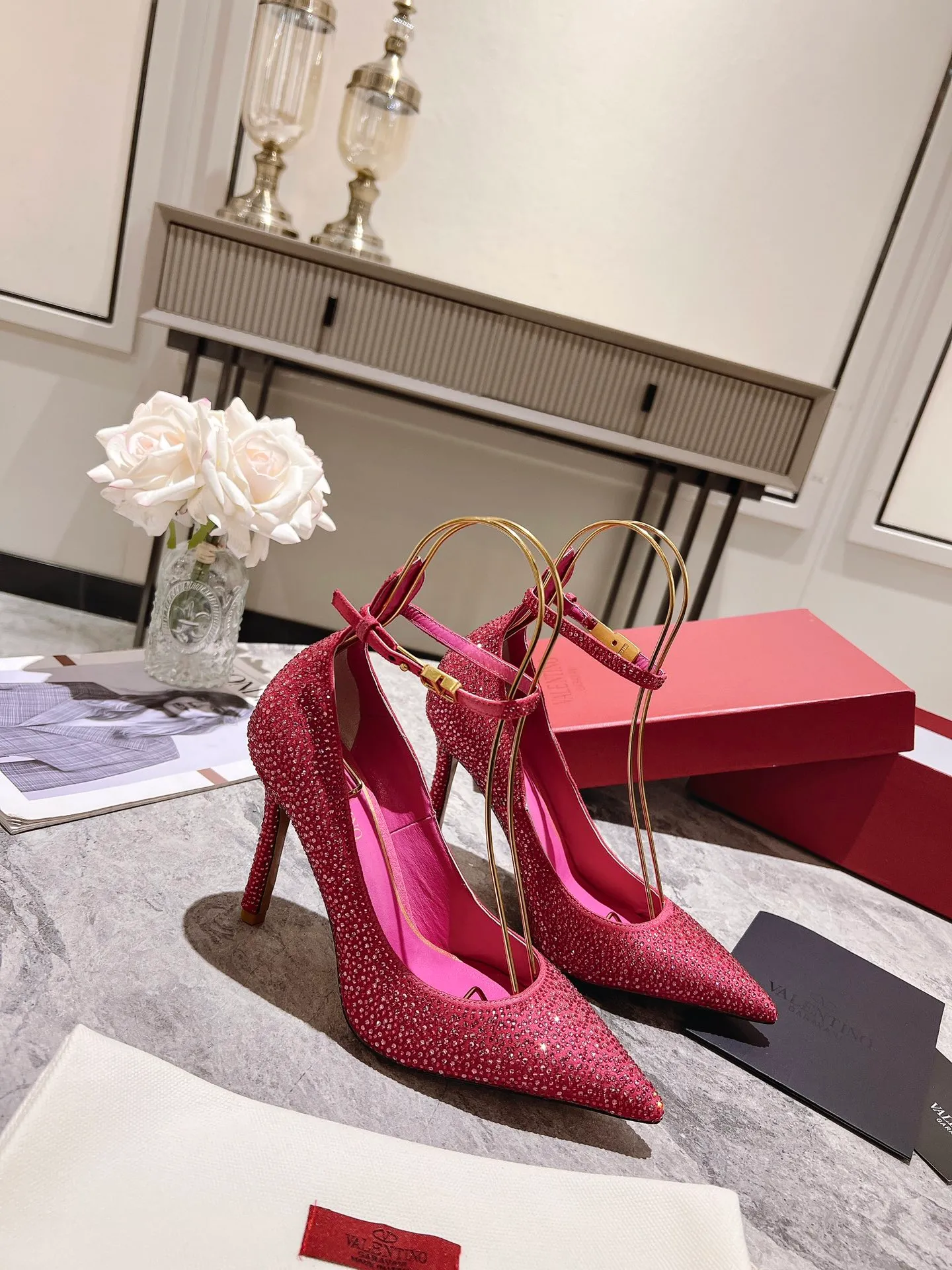 👟👟Ex-factory price 500👟👟 Genuine leather sole +40 Top version 𝑉𝐴𝐿𝐸𝑁𝑇𝐼𝑁𝑂 Valentino new spring and summer women's 6⃣️color "Czech Diamond💎" full diamond shoes The unique [V’s handcrafted diamond production] brings out a full sense of high-end, and the new season will live up to expectations! Worth buying★Absolutely high-grade❥Original method, Absolutely sensual❥Elegant style, creating a different feeling, simple and elegant style!  Code number: 35-41 (34-42 customized, non-returnable) Lining: Sheepskin lining Heel height: 10cm Leather outsole Rubber outsole